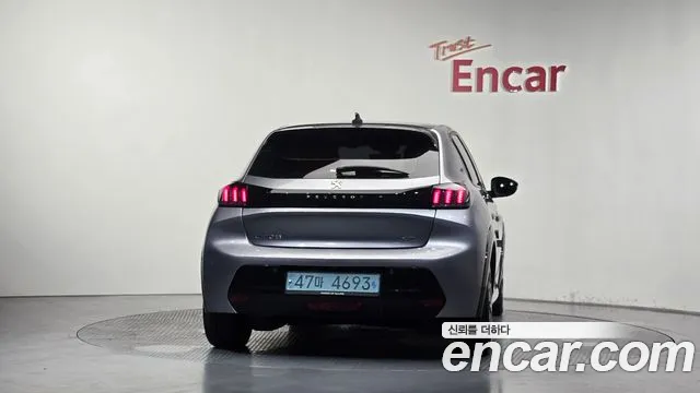 Peugeot 208 — Фото автомобиля 4