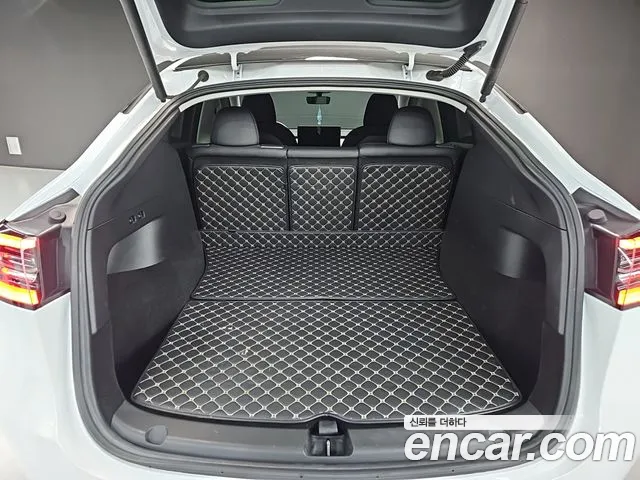 Tesla Model Y — Фото автомобиля 19