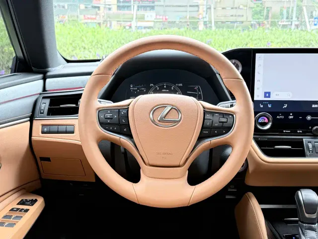 Lexus ES — Фото автомобиля 11