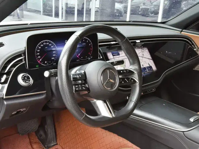 Mercedes-Benz E-Class — Фото автомобиля 16