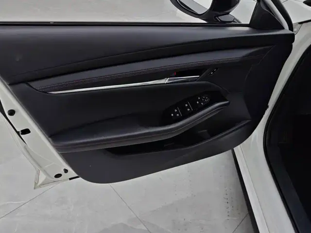 Mazda Axela — Фото автомобиля 7