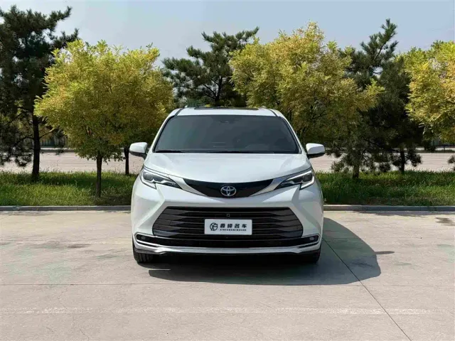 Toyota Sienna — Фото автомобиля 2