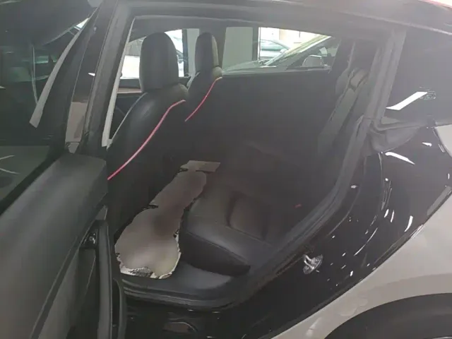 Tesla Model 3 — Фото автомобиля 16