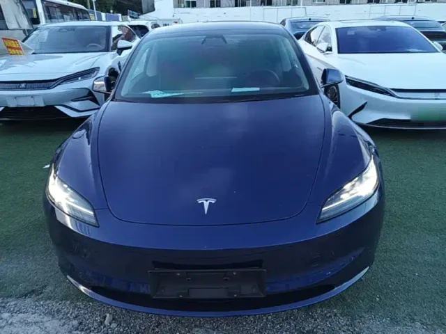Tesla Model 3 — Фото автомобиля 2