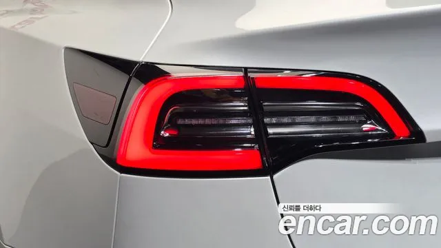 Tesla Model 3 — Фото автомобиля 23