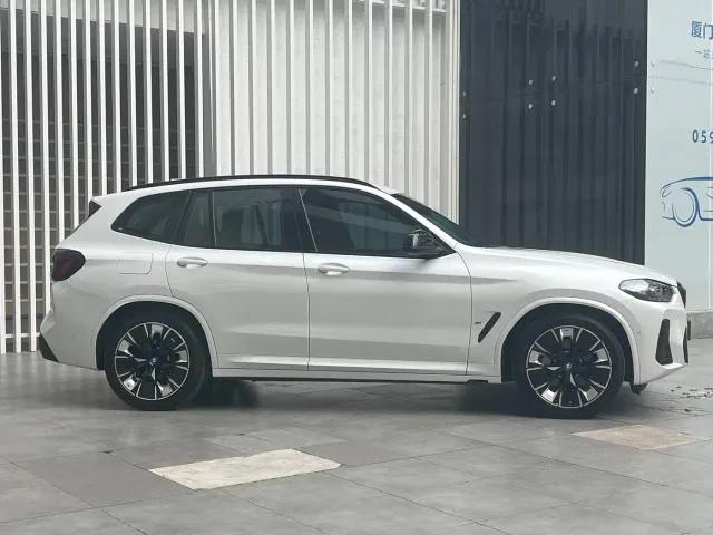 BMW iX3 — Фото автомобиля 4