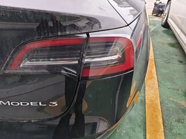 Tesla Model 3 — Фото автомобиля 23