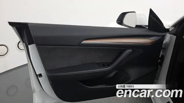 Tesla Model 3 — Фото автомобиля 22