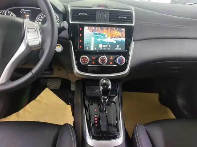 Nissan Tiida — Фото автомобиля 12