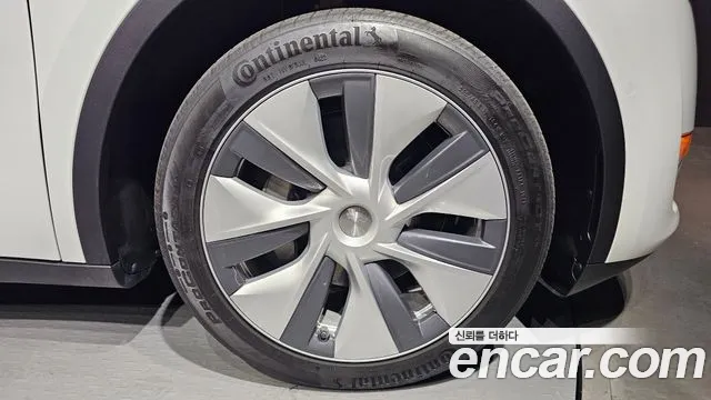 Tesla Model Y — Фото автомобиля 5
