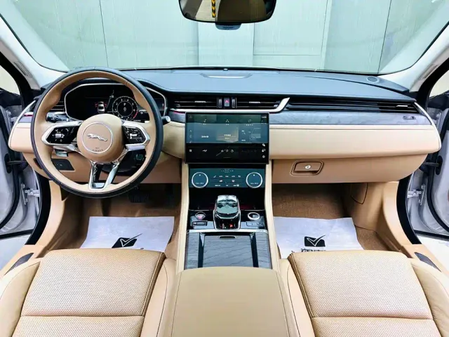 Jaguar XFL — Фото автомобиля 9