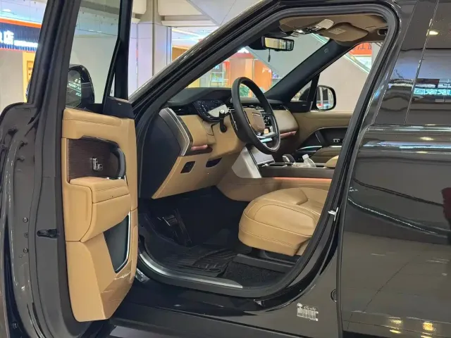 Land Rover Range Rover 2024 3.0 L6 400PS Golden Age Extended 7-Seater — Фото автомобиля 8