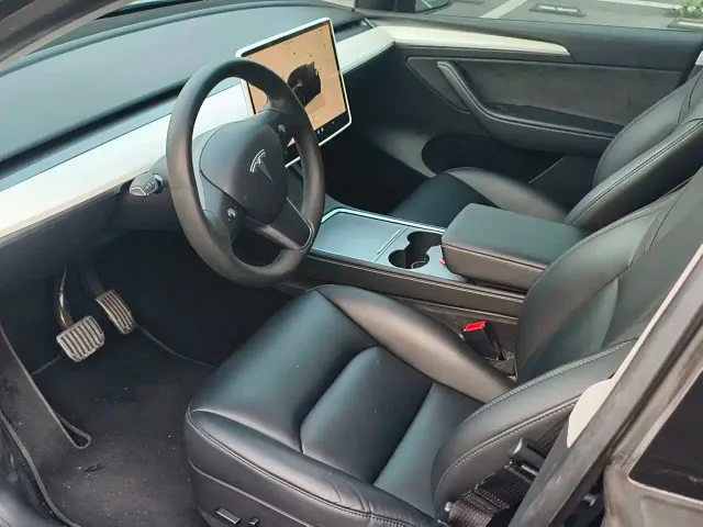 Tesla Model Y — Фото автомобиля 8