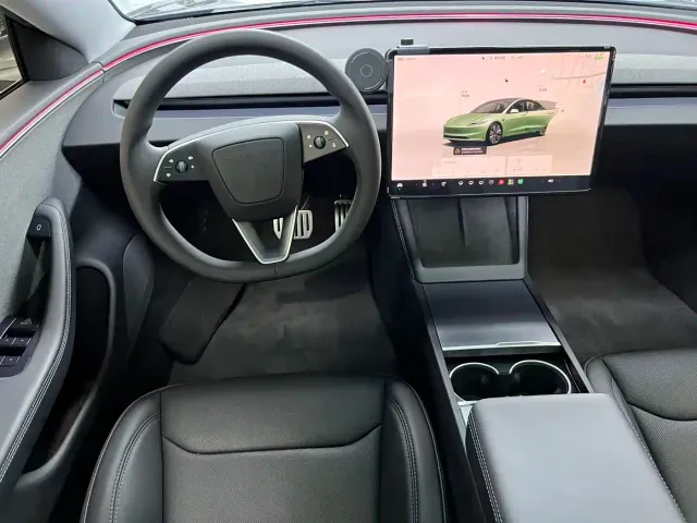 Tesla Model 3 — Фото автомобиля 10
