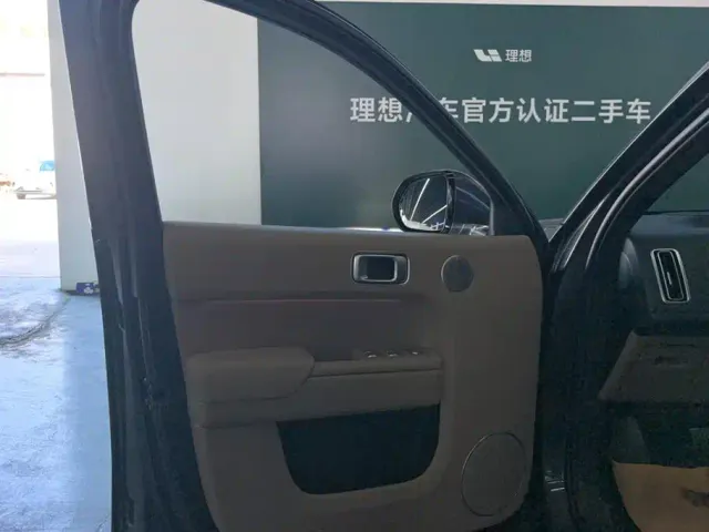 Li Auto L8 — Фото автомобиля 7