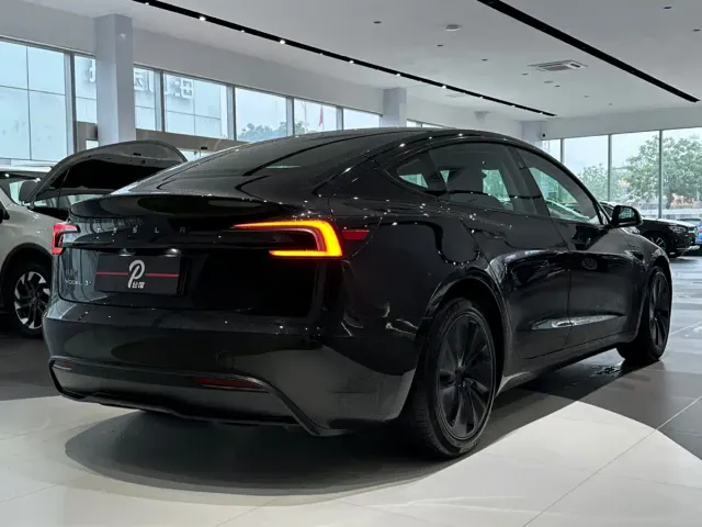 Tesla Model 3 — Фото автомобиля 4