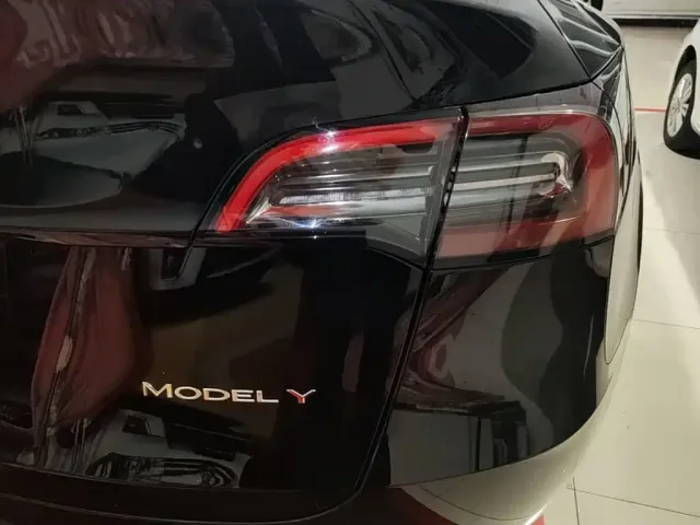 Tesla Model Y — Фото автомобиля 7