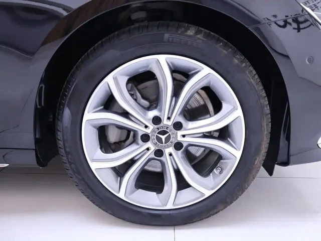 Mercedes-Benz E-Class — Фото автомобиля 6