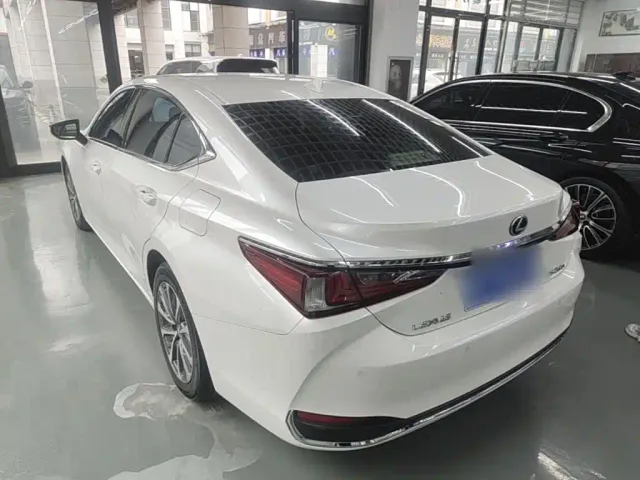 Lexus ES — Фото автомобиля 4