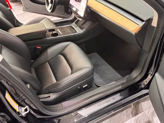 Tesla Model 3 — Фото автомобиля 17
