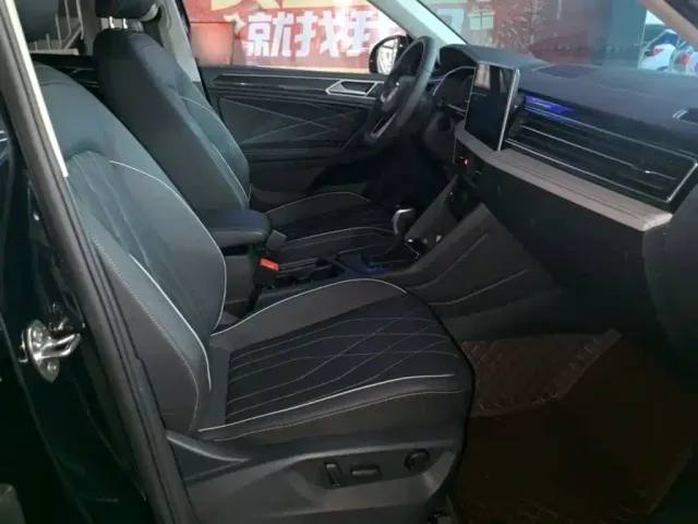 Volkswagen Tiguan L — Фото автомобиля 24