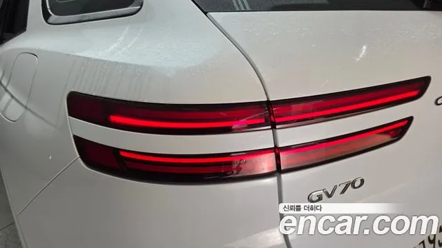 Genesis GV70 — Фото автомобиля 8