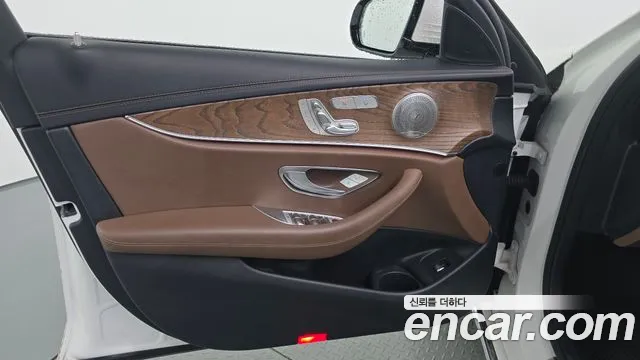 Mercedes-Benz E-Class — Фото автомобиля 22
