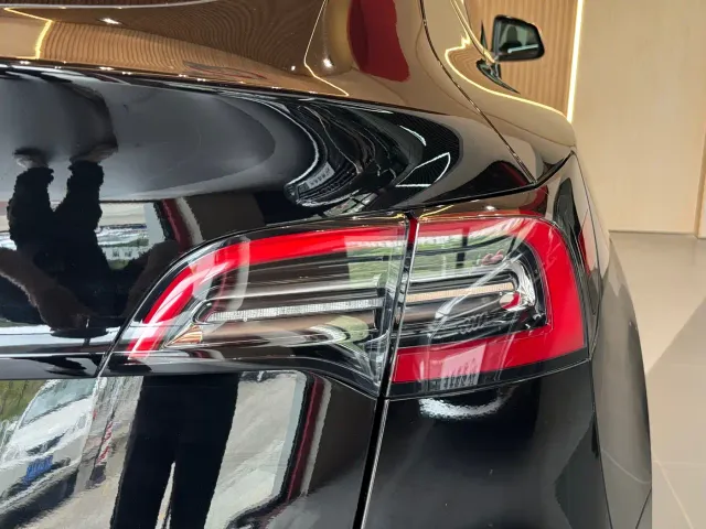 Tesla Model Y — Фото автомобиля 13