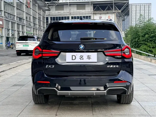 BMW iX3 — Фото автомобиля 11