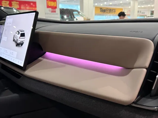 Volvo XC70 Plug-in Hybrid — Фото автомобиля 14