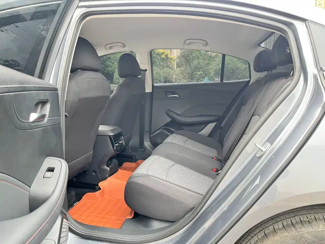 Roewe i5 — Фото автомобиля 12