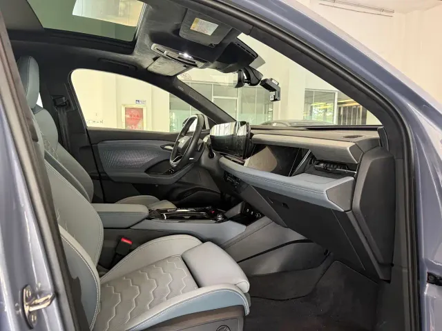 Audi Audi Q6L Sportback e-tron 2025 Pioneer Navigation Edition — Фото автомобиля 9