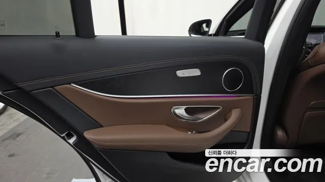 Mercedes-Benz E-Class — Фото автомобиля 23
