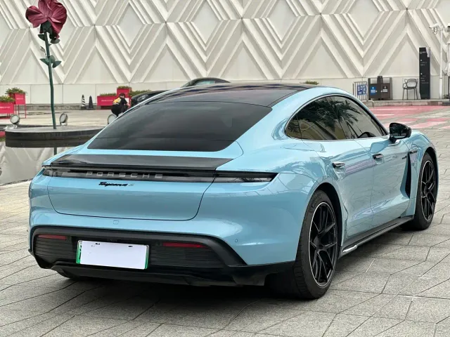 Porsche Taycan — Фото автомобиля 6
