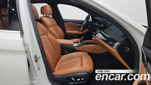 BMW 5 Series G30 — Фото автомобиля 16