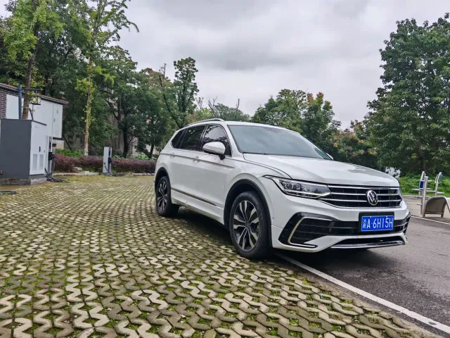 Фотография автомобиля — Volkswagen Tiguan L
