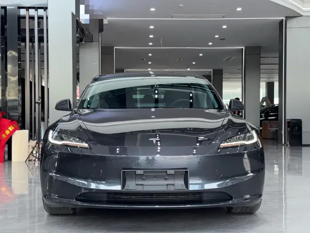 Tesla Model 3 — Фото автомобиля 2