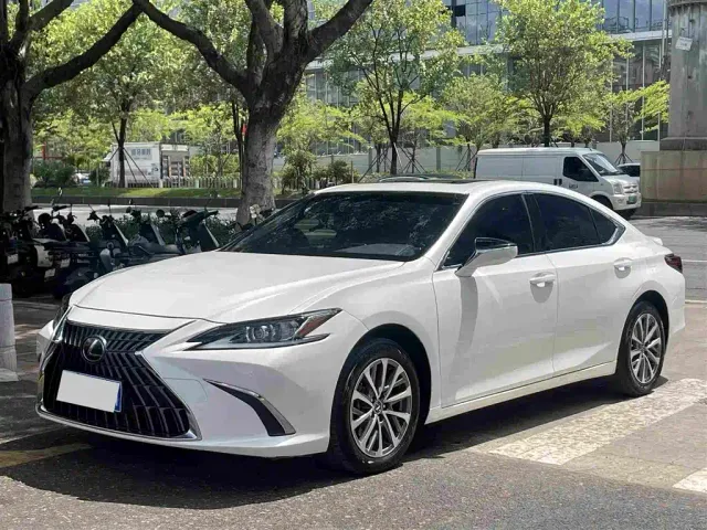 Фотография автомобиля — Lexus ES