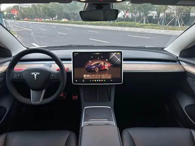 Tesla Model 3 — Фото автомобиля 8