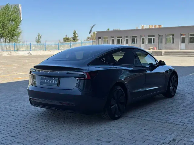 Tesla Model 3 — Фото автомобиля 5