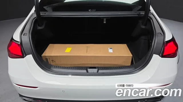 Mercedes-Benz E-Class — Фото автомобиля 27