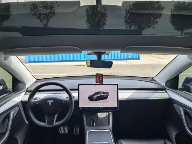 Tesla Model Y — Фото автомобиля 4