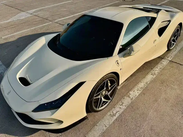 Фотография автомобиля — Ferrari F8