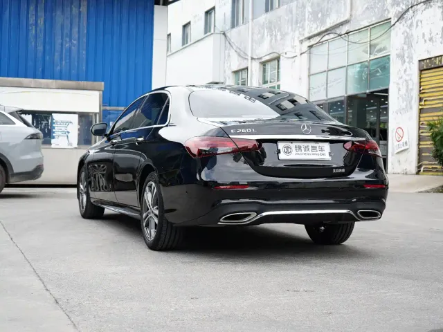 Mercedes-Benz E-Class — Фото автомобиля 18
