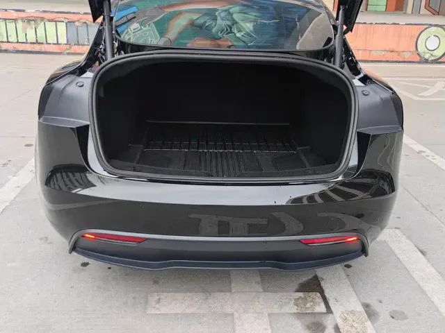 Tesla Model 3 — Фото автомобиля 14