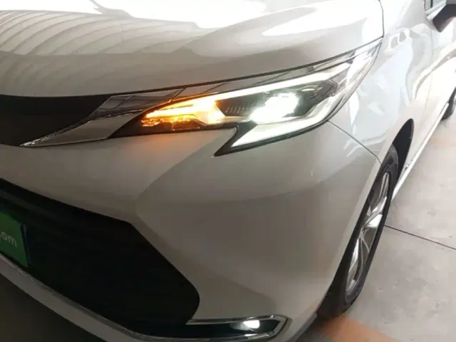 Toyota Sienna — Фото автомобиля 23