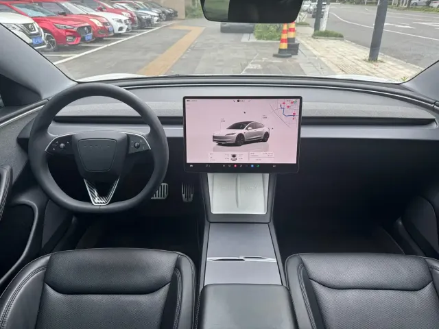 Tesla Model 3 — Фото автомобиля 11