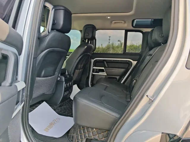 Land Rover Defender — Фото автомобиля 12