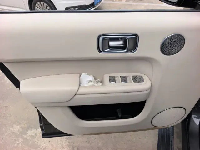 Li Auto L8 — Фото автомобиля 9