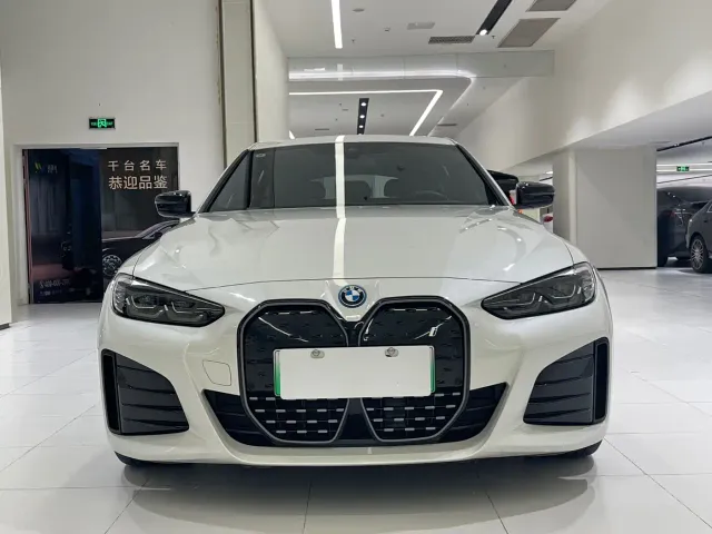 BMW i4 — Фото автомобиля 2